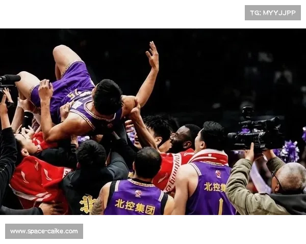 北控四连胜后更衣室气氛热烈，球员合影纪念里程碑时刻